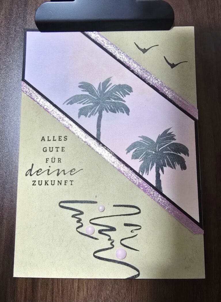 Eine handgefertigte Karte von Mach wurde am 26. März draus, mit Palmenillustrationen, rosa Glitterbordüren, dem deutschen Text "Alles Gute für deine Zukunft", drei Perlen und zwei Vögeln auf einem pastellfarbenen Hintergrund.