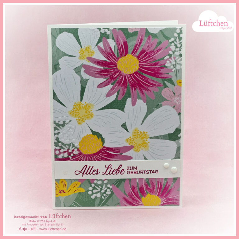 Eine handgefertigte Geburtstagskarte mit großen rosa, weißen und gelben Blumen und dem deutschen Gruß "Alles Liebe zum Geburtstag" auf der Vorderseite. Teil unserer Neue Produkte - Mai 2026 Kollektion.