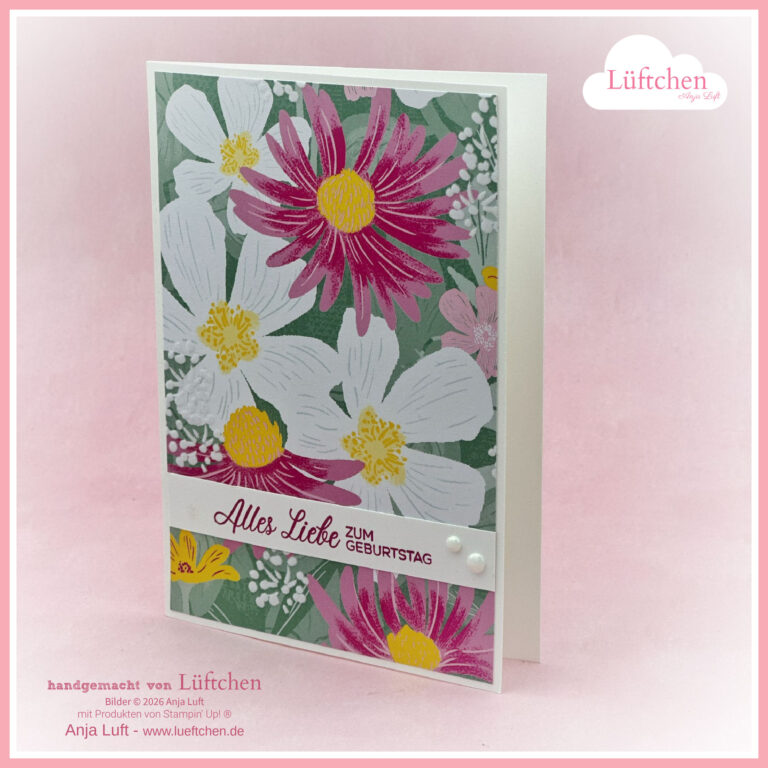 Eine handgefertigte Geburtstagskarte mit farbenfrohen weißen, gelben und rosafarbenen Blumen und dem deutschen Text "Alles Liebe zum Geburtstag" auf der Vorderseite - Teil unserer Kollektion Neue Produkte - Mai 2026.