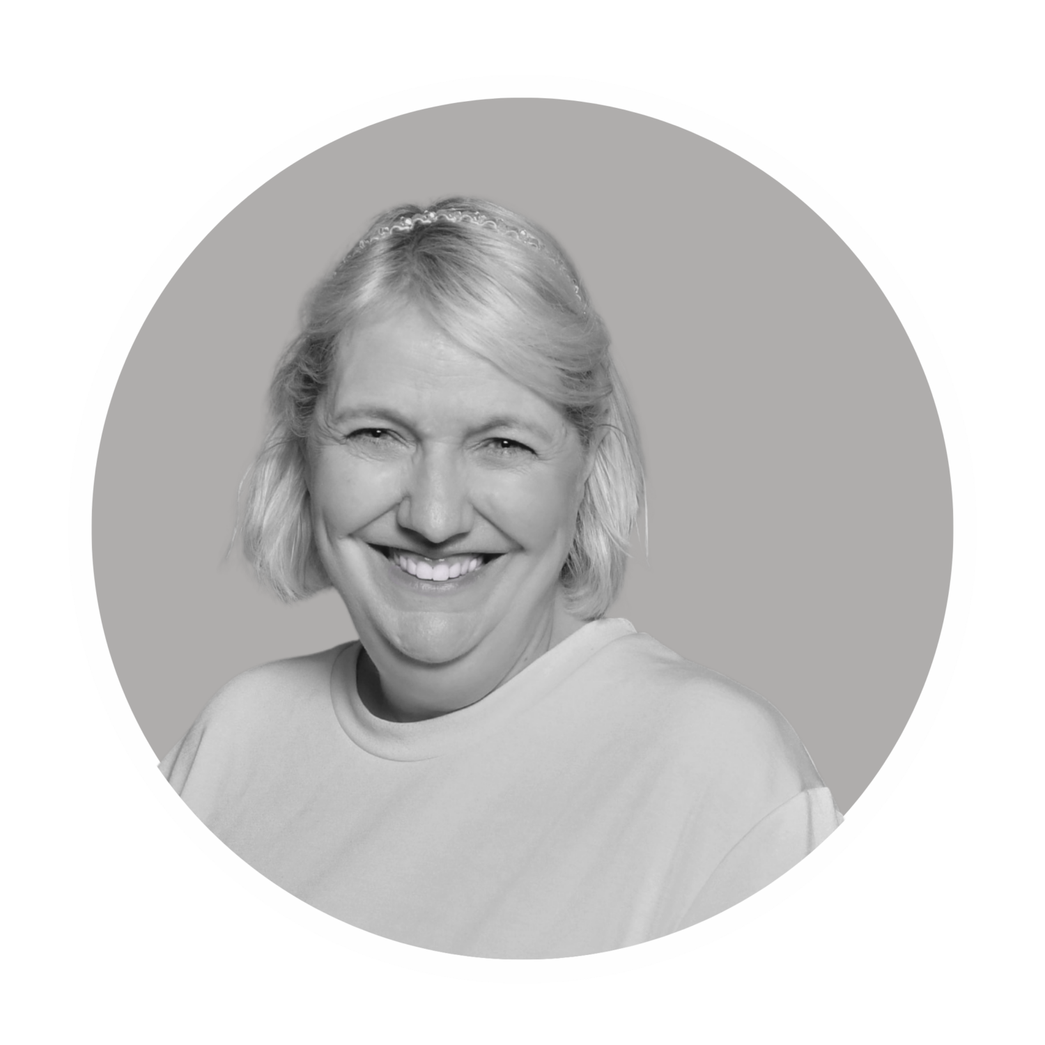 Eine Frau mit kurzen, hellen Haaren lächelt in die Kamera. Sie steht vor einem schlichten grauen Hintergrund in einem runden Rahmen und verkörpert damit den kreativen Geist des Papiertörn-Kreativtags 2026.