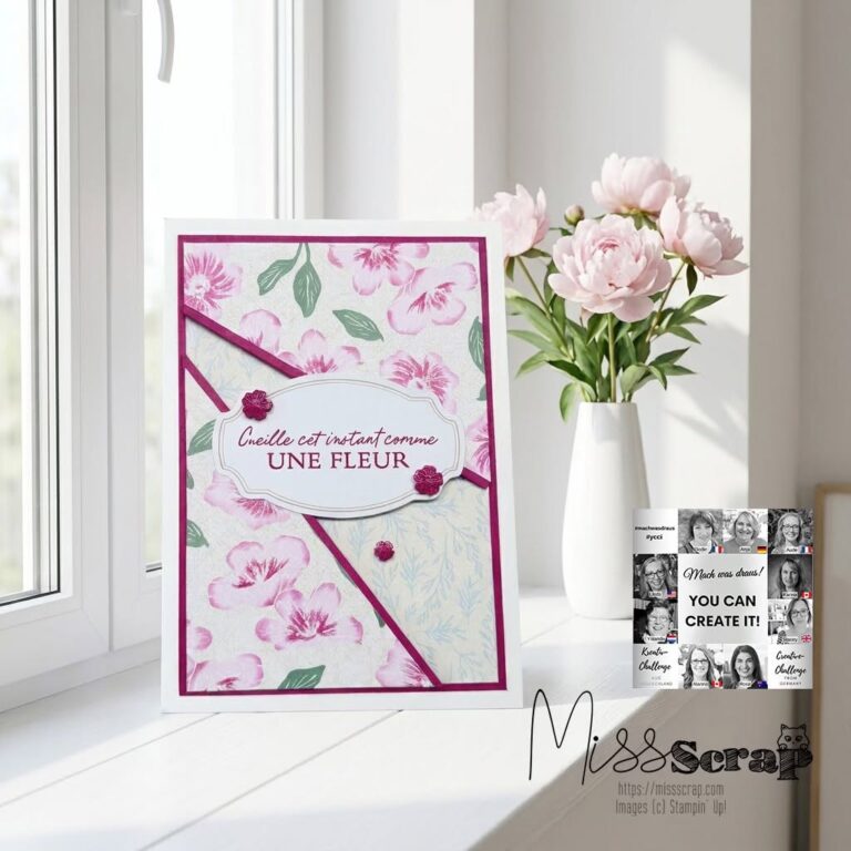 Auf einer Fensterbank neben einer Vase mit rosa Pfingstrosen steht eine handgefertigte Grußkarte mit Blumenmotiv und französischem Text; im Vordergrund sind eine Collage, ein Logo und der Schriftzug „Mach was draus Mai 26“ zu sehen.