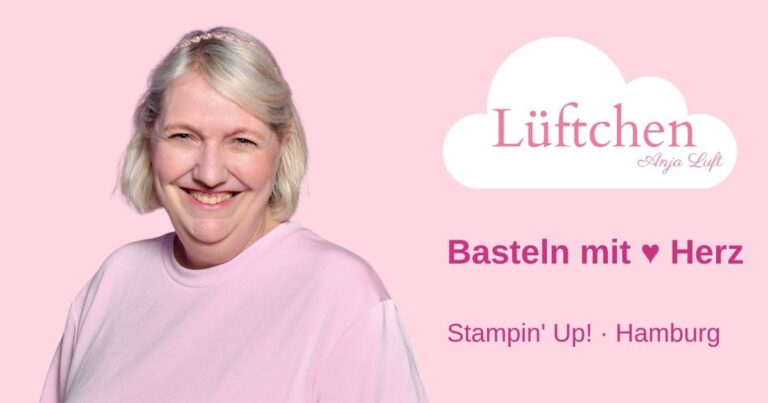 Anja in einem hellrosa Shirt steht vor einem rosa Hintergrund mit den Schriftzügen: „Lüftchen“, „Basteln mit ♥ Herz“, „Stampin' Up! Bastelprodukte · Hamburg“.