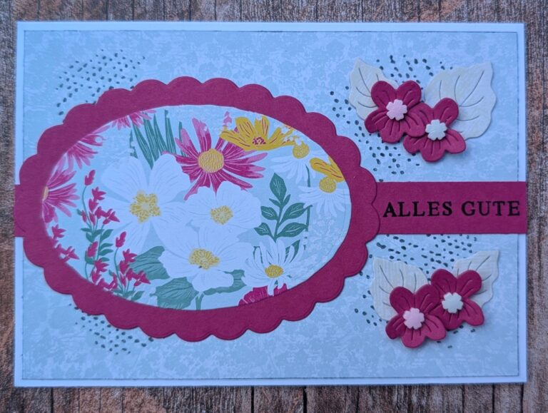 Grußkarte mit Blumenmotiv, rosa ovalem Rahmen mit Wellenrand, drei rosa und cremefarbenen Blumen auf der rechten Seite und dem deutschen Schriftzug „ALLES GUTE“ auf einem rosa Streifen – perfekt für die Kreationen von „Mach was draus“ vom 26. Mai.