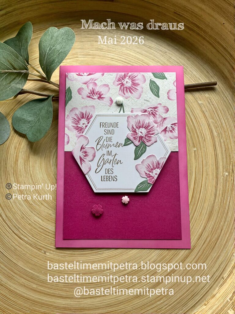 Eine handgefertigte Grußkarte mit Blumenmotiv, deutschem Text, rosa-weißen Blumenmustern sowie der Aufschrift „Mach was draus – 26. Mai“ und den Kontaktdaten von „basteltime mit petra“ am unteren Rand.