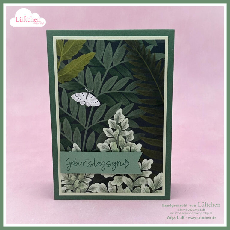 Eine handgefertigte Geburtstagskarte mit botanischem Design, grünen Blättern, weißen Blüten, einer weißen Motte und dem deutschen Text "Geburtstagsgruß" auf der Vorderseite - perfekt für ein Neue InColors - Farbchallenge-Projekt.