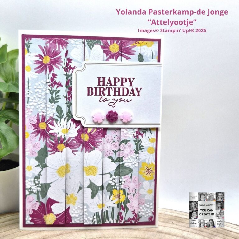 Handgefertigte Geburtstagskarte mit Blumenhintergrund, dem Schriftzug „Happy Birthday to you“ und rosa Blumenverzierungen. Mit der Aufschrift „Mach was draus Mai 26“, dem Namen des Künstlers und dem Stampin' Up!-Copyright oben.