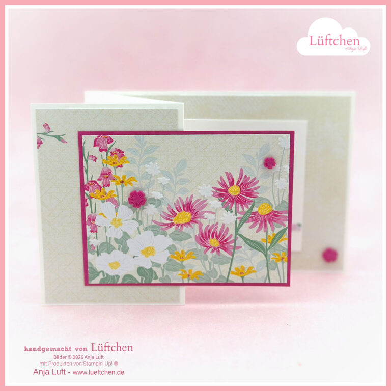 Handgefertigte Grußkarte mit einem Blumenmotiv aus rosa und weißen Blüten vor einem hellrosa Hintergrund – perfekt für den 26. Mai.