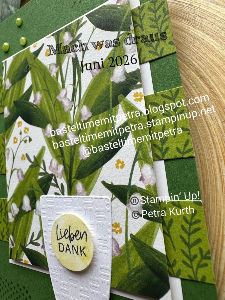 Eine handgefertigte Karte mit grünen Blumenmotiven, den deutschen Texten „Mach was draus, 26. Juni“ und „Lieben DANK“ sowie den Kontaktdaten eines Bastelblogs.