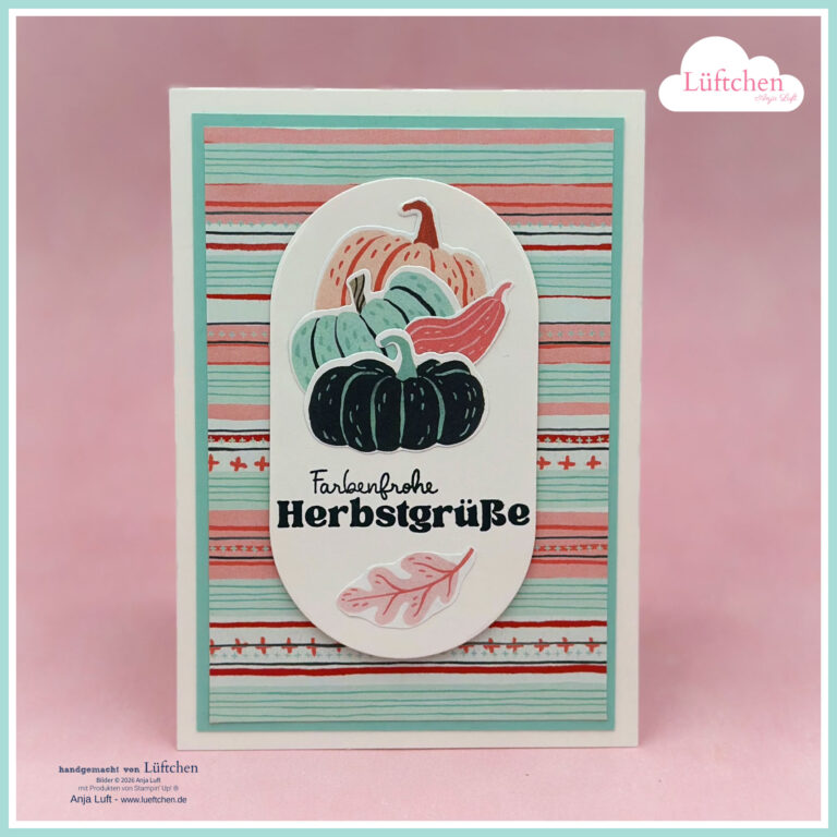 Grußkarte mit illustrierten Kürbissen und einem Blatt, mit dem deutschen Text „Farbenfrohe Herbstgrüße“ auf einem gestreiften, herbstlich gestalteten Hintergrund in Pastellfarben, akzentuiert mit den InColor-Farben 26–28 „Piniengrün“.