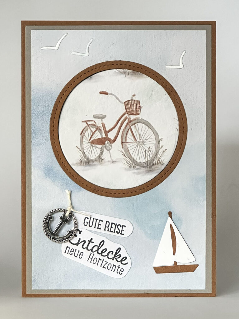 Handgefertigte Grußkarte mit einer Illustration eines Fahrrads, eines Segelboots, eines Anker-Anhängers, zweier Vögel und dem deutschen Text: „Gute Reise, entdecke neue Horizonte“, was so viel bedeutet wie „Bon voyage, entdecke neue Horizonte“. Diese einzigartige Karte eignet sich perfekt für „Mach was draus“ am 26. Juli und weckt die Lust auf Abenteuer und Neuanfänge.
