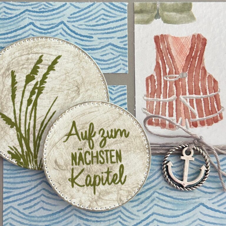 Runde Karten mit Gras und dem deutschen Text „Auf zum nächsten Kapitel“ sind neben einer Illustration einer Schwimmweste und einem Anker-Anhänger aus Metall auf einem blauen Hintergrund mit Wellenmuster zu sehen, inspiriert vom Thema „Mach was draus – 26. Juli“.