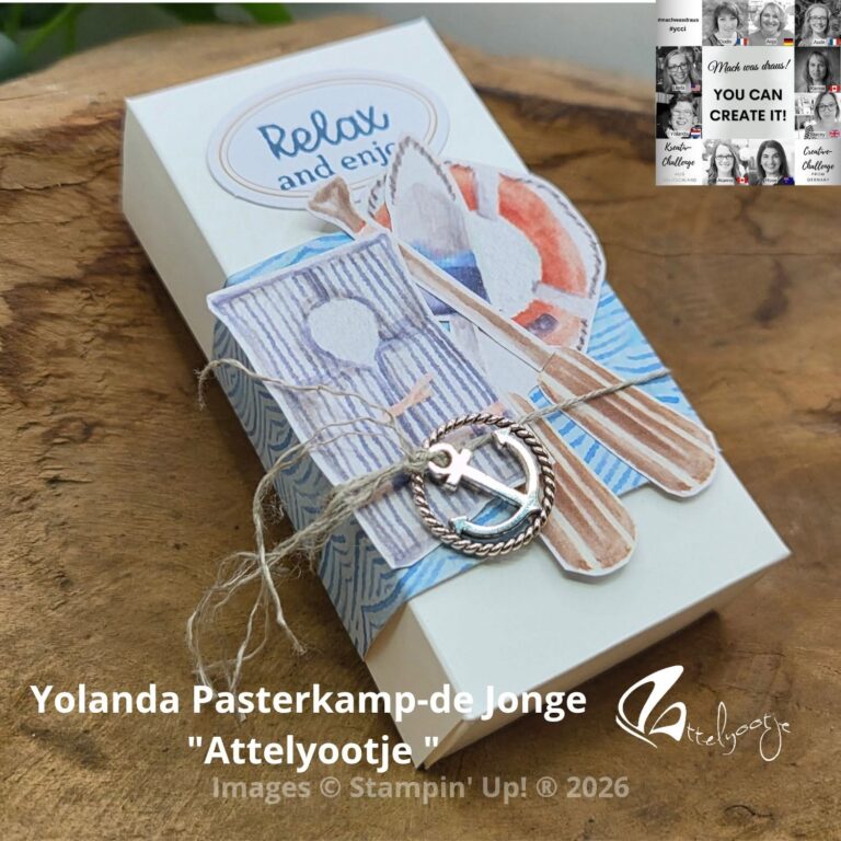 Dekorative Geschenkbox mit ausgestanzten Motiven zum Thema Strand, Schnur, einem Anker-Anhänger und dem Schriftzug „Relax and enjoy“ auf dem Deckel. Inspiriert von „Mach was draus“ vom 26. Juli; Marken- und Urheberrechtshinweise sind sichtbar.