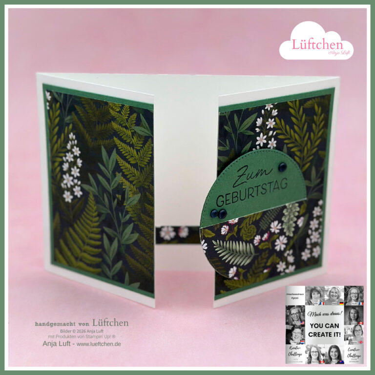 Eine handgefertigte Geburtstagskarte mit grünen Blattmustern, floralen Akzenten und einem runden „Zum Geburtstag“-Schriftzug vor rosa Hintergrund – perfekt für alle Kreativen, die sich von „Mach was draus“ vom 26. August inspirieren lassen.