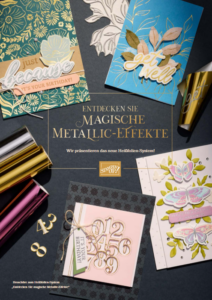Auf einem Tisch sind fünf Grußkarten mit Metallic-Akzenten ausgestellt, zusammen mit Folienrollen, ausgestanzten Zahlen und einem deutschen Text, der für ein neues „Stampin’ Up!“-Bastelsystem mit Metallic-Effekten wirbt. Hot Foil Heißfolie Juli 2026