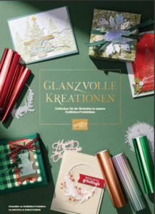 Auf einer grünen Unterlage sind verschiedene handgefertigte Weihnachtskarten und metallische Bastelpapiere mit Bastelprodukten von Stampin’ Up! angeordnet, begleitet von deutschen Texten, die zu kreativen Weihnachtsprojekten anregen. Broschüre Heißfolien-Produkte Stampin' Up! September 2026