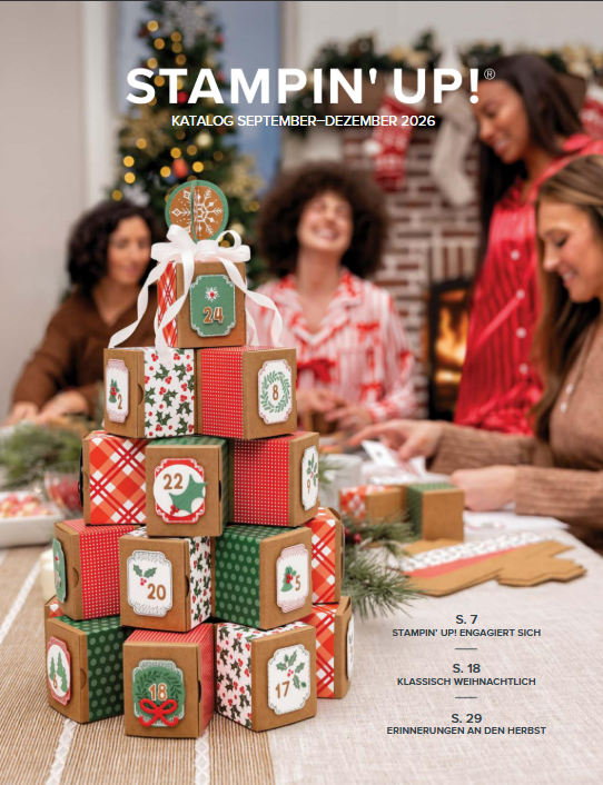 Vier Frauen sitzen um einen Tisch herum und basteln mit festlichem Weihnachtszubehör. Im Vordergrund steht in der Mitte ein mehrstöckiger Adventskalender aus Holz, der mit Weihnachtsmotiven verziert ist, während zwischen ihren Bastelmaterialien Broschüren zum „Stampin’ Up!-Katalog 2026“ liegen.