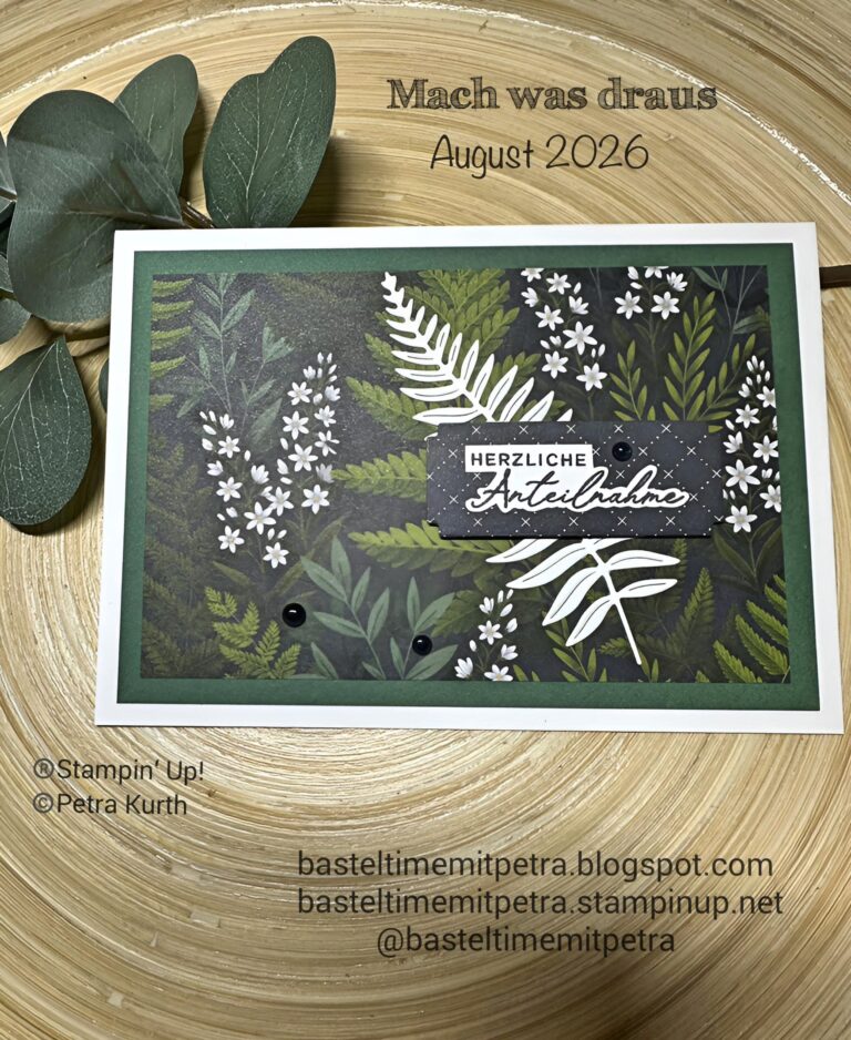 Grußkarte mit grünem Laub und weißen Blumen auf einer Holzoberfläche, mit der Aufschrift „Herzliche Anteilnahme“ und dem Text „August 2026“ darüber – ideal, um herzliche Gefühle mit einer besonderen Note zu vermitteln: „Mach was draus, 26. August“.