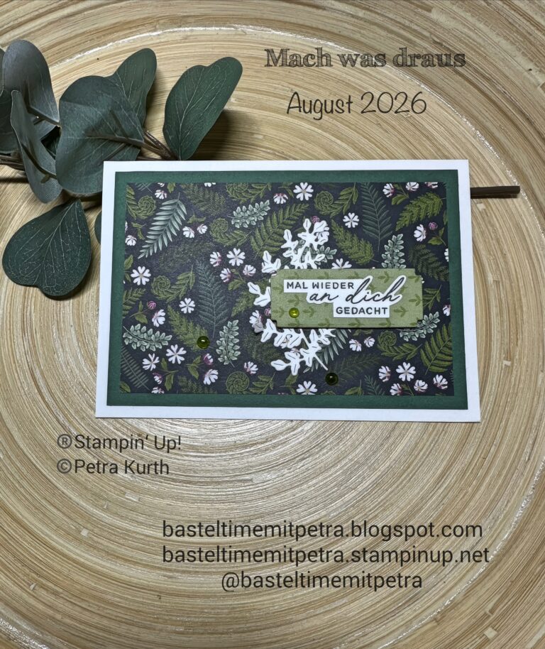 Eine handgefertigte Karte mit Blumen- und Blattmotiven auf einer Holzunterlage, versehen mit deutschem Text und den Kontaktdaten von „basteltime mit petra“ – eine bezaubernde Kreation, inspiriert von der „Mach was draus“-Challenge vom 26. August.