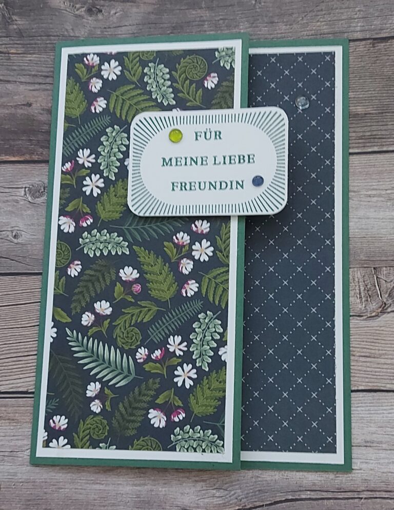Eine handgefertigte Karte mit floralen und geometrischen Mustern, auf der ein erhabenes Etikett mit der Aufschrift „Für meine liebe Freundin“ auf einem Holzuntergrund zu sehen ist – die perfekte Inspiration für „Mach was draus“ am 26. August.