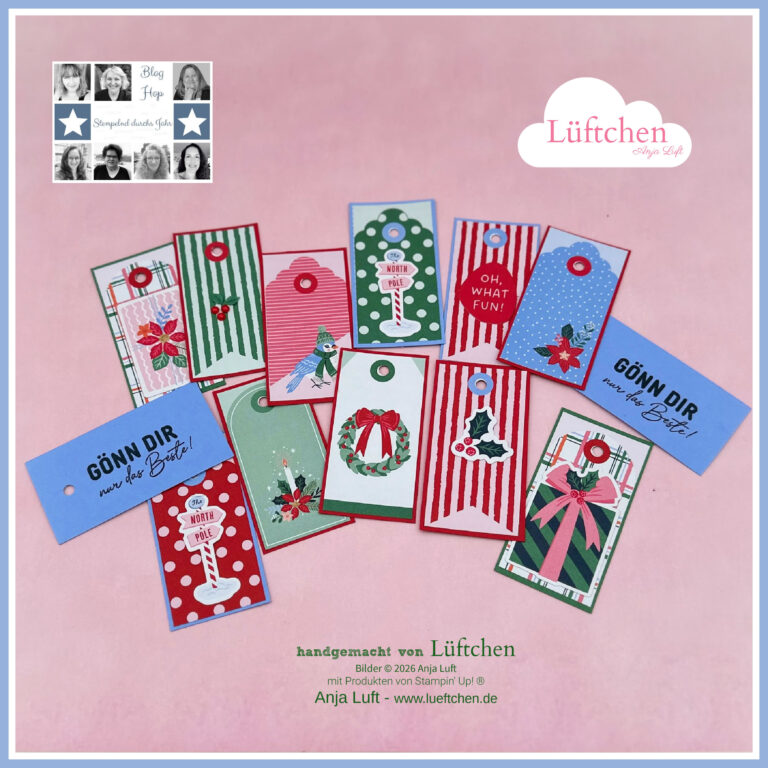 Eine Kollektion aus zwölf farbenfrohen, handgefertigten Geschenkanhängern mit festlichen Motiven ist auf einem rosa Hintergrund angeordnet, ergänzt durch ein Blog-Logo und das „Luftchen“-Branding – alles inspiriert vom „Stempelnd durchs neue Herbst-Winter-Katalog 26“.