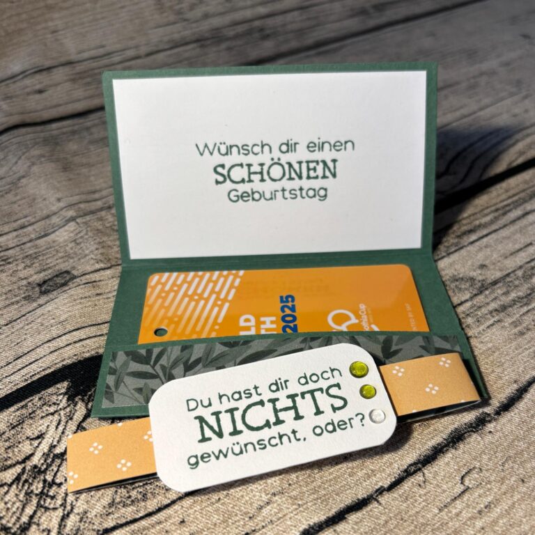 Eine handgemachte Geburtstagskarte auf Deutsch enthält einen Geschenkgutschein für 2025. Auf der Karte steht: „Wünsch dir einen SCHÖNEN Geburtstag“ und „Du hast dir doch NICHTS gewünscht, oder?“ – perfekt für alle, die nach dem Motto „Mach was draus, 26. August“ feiern und etwas ganz Besonderes verschenken möchten.