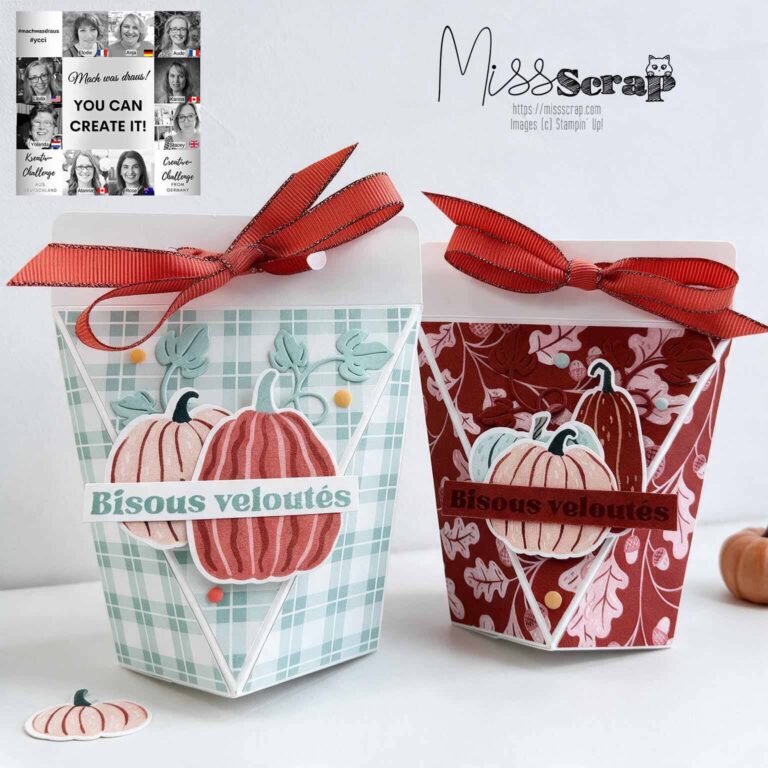 Zwei verzierte Geschenkboxen mit herbstlichen Kürbismotiven, roten Schleifen und Etiketten mit der Aufschrift „Bisous veloutés“. Im Hintergrund sind eine Collage, das „Miss Scrap“-Logo und der Schriftzug „Mach war am 26. September da“ zu sehen.