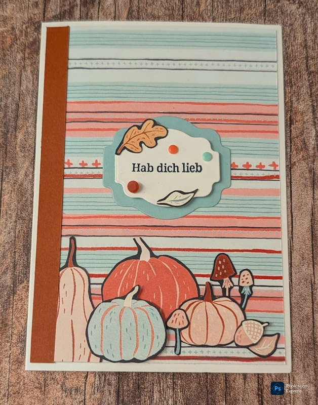 Eine selbstgebastelte Karte mit Kürbissen, Pilzen und Blättern auf gestreiftem Papier für Mach war am 26. September das Highlight, verziert mit einem Aufkleber mit der Aufschrift „Hab dich lieb“, was „Ich liebe dich“ bedeutet.