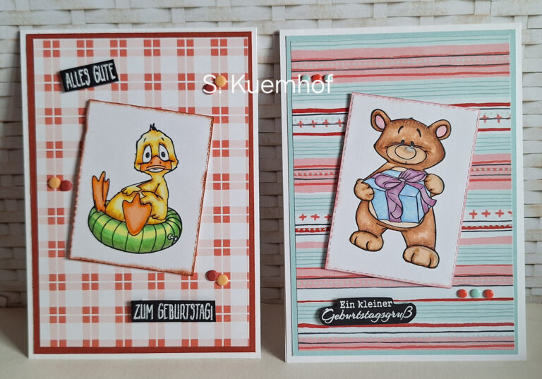 Zwei handgemachte Geburtstagskarten für Mach waren am 26. September fertig: eine Ente in einem Schwimmring auf orangefarbenem Karomuster und ein Teddybär mit einem Geschenk auf blau-rot gestreiftem Hintergrund.