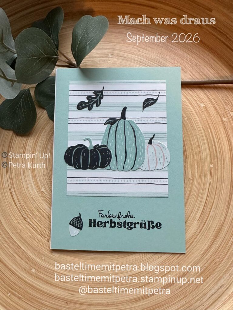 Handgefertigte Karte mit drei Kürbissen, dem deutschen Text „Mach was draus, 26. September“ und Laub auf einem Holztablett, unten mit Links zum Blog und zu den sozialen Medien.