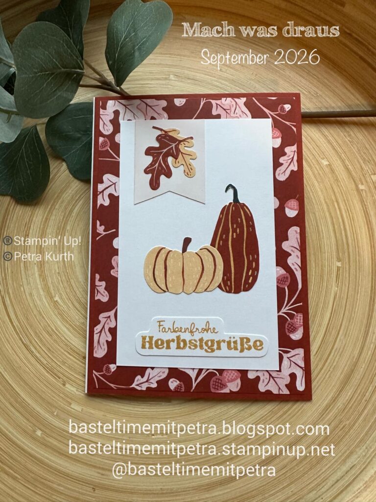 Handgefertigte Herbstkarte für „Mach war draus“ vom 26. September mit Kürbis-, Flaschenkürbis- und Blattmotiven auf rot-weißem Hintergrund, umrahmt von grünen Blättern.